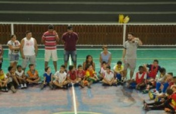 Kits esportivos são entregues em ginásios municipais: