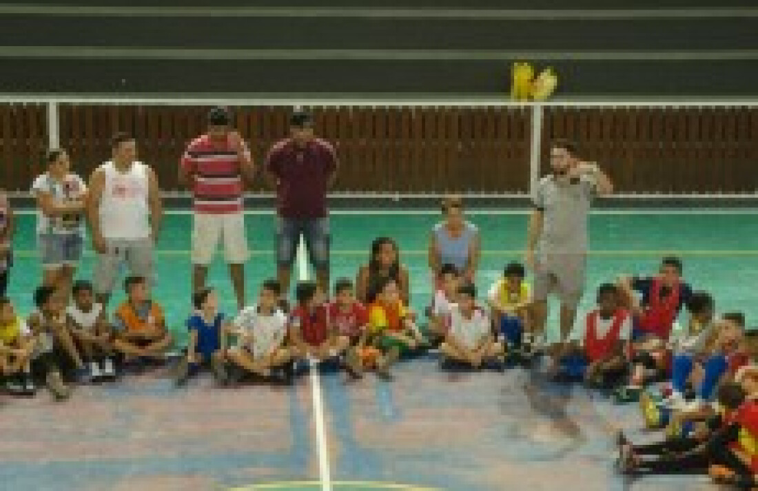 Kits esportivos são entregues em ginásios municipais: