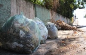 Entulho dificulta passagem de pedestres: