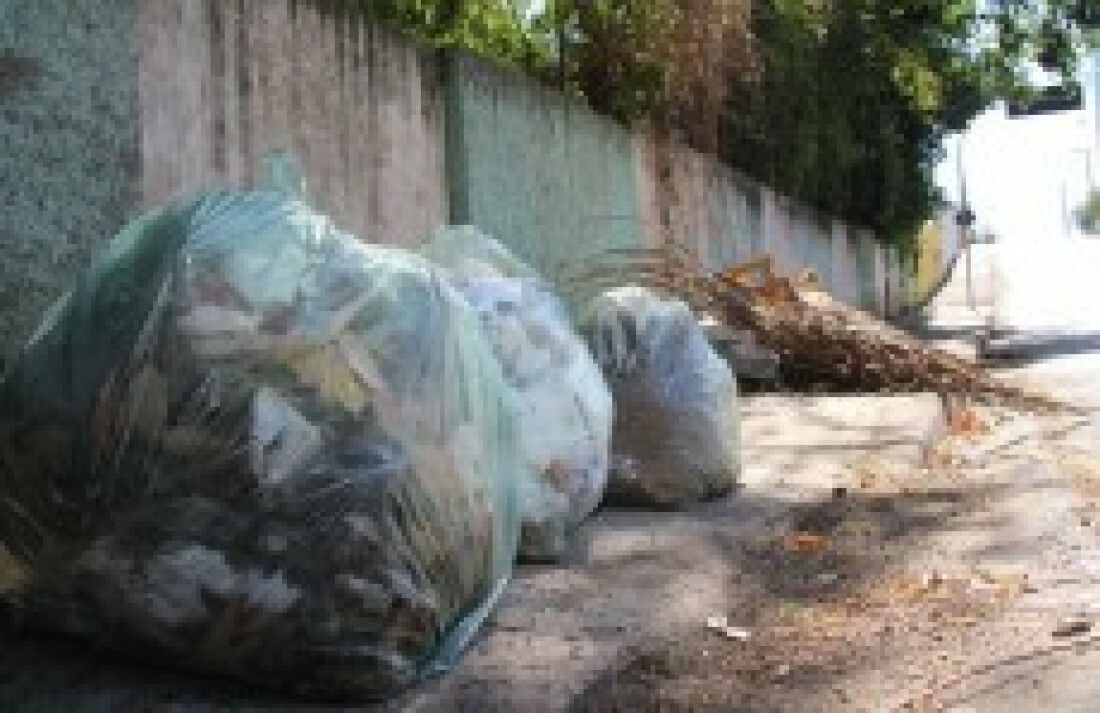 Entulho dificulta passagem de pedestres: