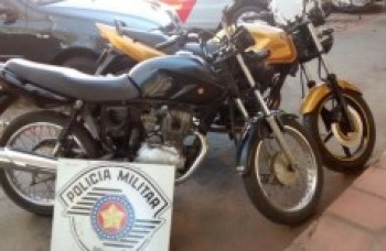 Menores são detidos após roubarem moto