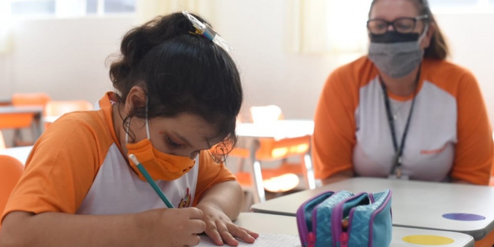 Creches e escolas vão retomar aulas amanhã