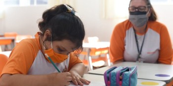 Creches e escolas vão retomar aulas amanhã