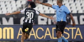 Joia de 17 anos brilha, Botafogo vence e reassume a ponta do Carioca