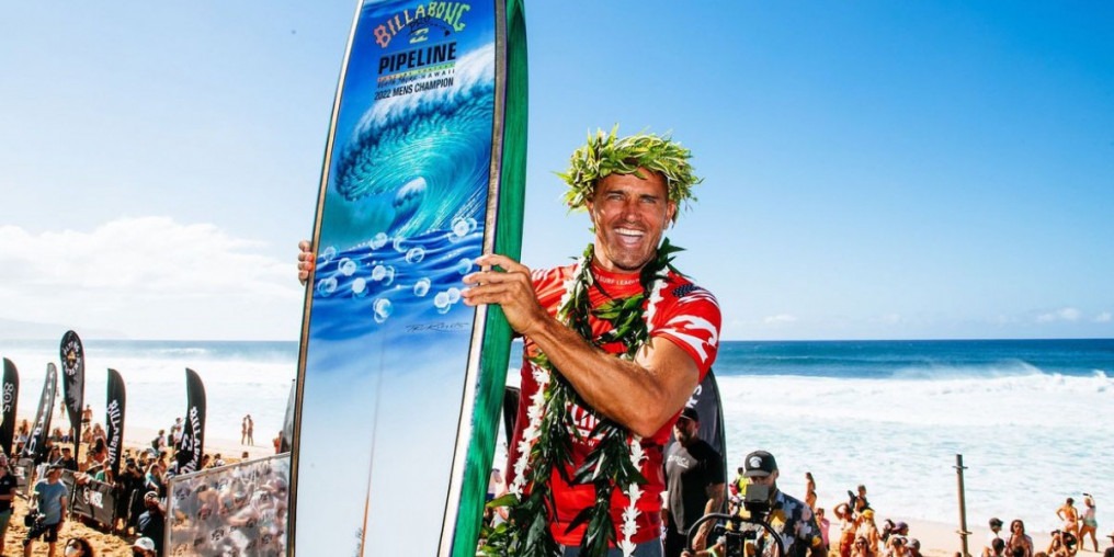 Perto de completar 50 anos, Kelly Slater conquista título de Pipeline