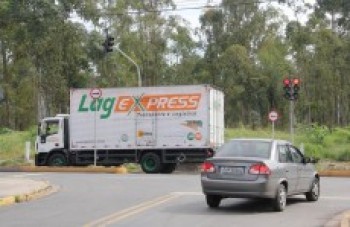 Motoristas pedem aumento no tempo de semáforos em distrito