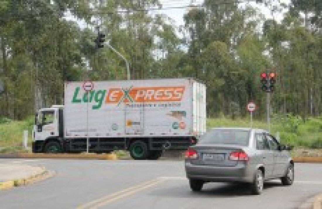 Motoristas pedem aumento no tempo de semáforos em distrito