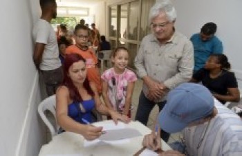 Marcos Borges acompanha assinatura dos contratos