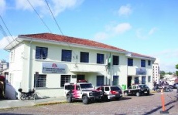 Vítima morde a mão de suspeito e o atropela