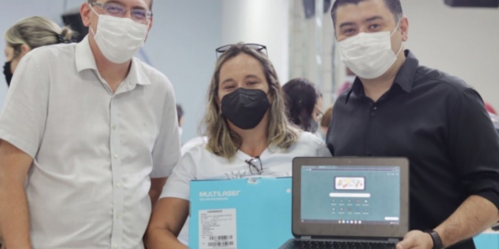 Ashiuchi acompanha a entrega de chromebooks
