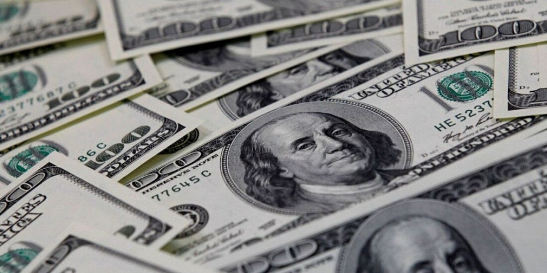Dólar ultrapassa R$ 5,30, mas acumula baixa pela quarta semana