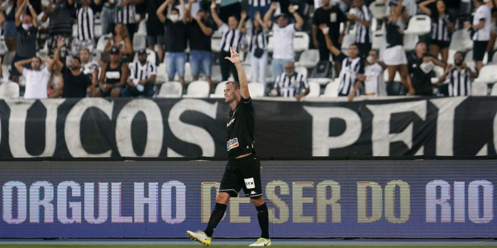 Botafogo derrota Madureira e assume a liderança do Carioca