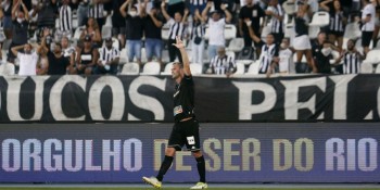 Botafogo derrota Madureira e assume a liderança do Carioca