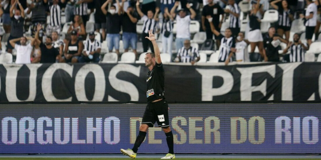 Botafogo derrota Madureira e assume a liderança do Carioca