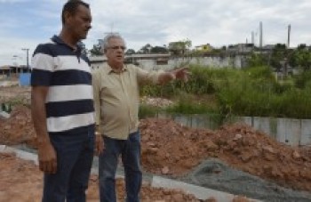 Máquinas limpam córrego Campo Grande, em Poá