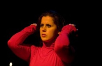 Priscila Nicoliche e Grupo Quântica trazem "Medea (I)material" para Mogi