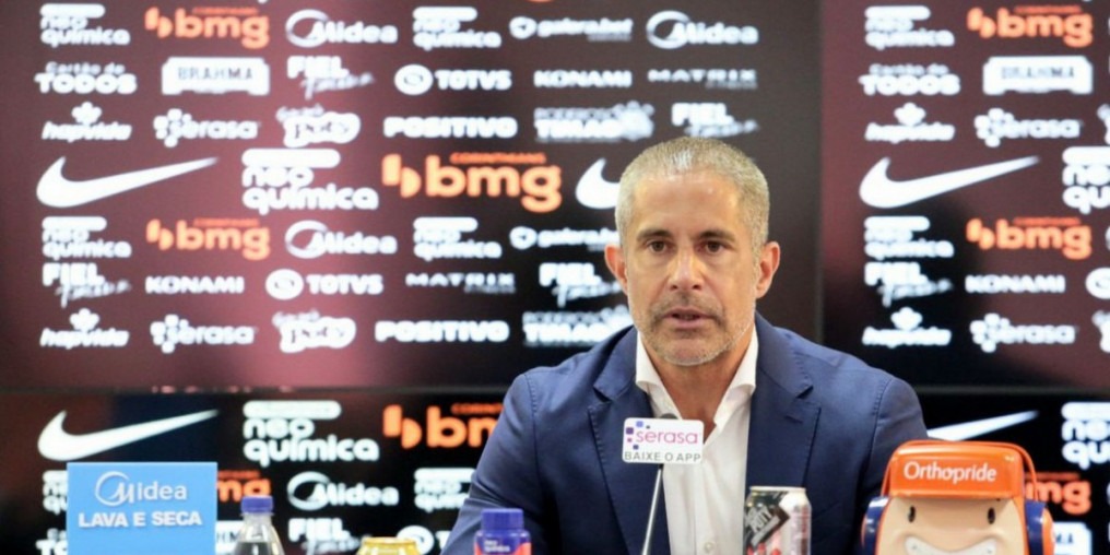 Corinthians demite Sylvinho após três rodadas do Paulistão