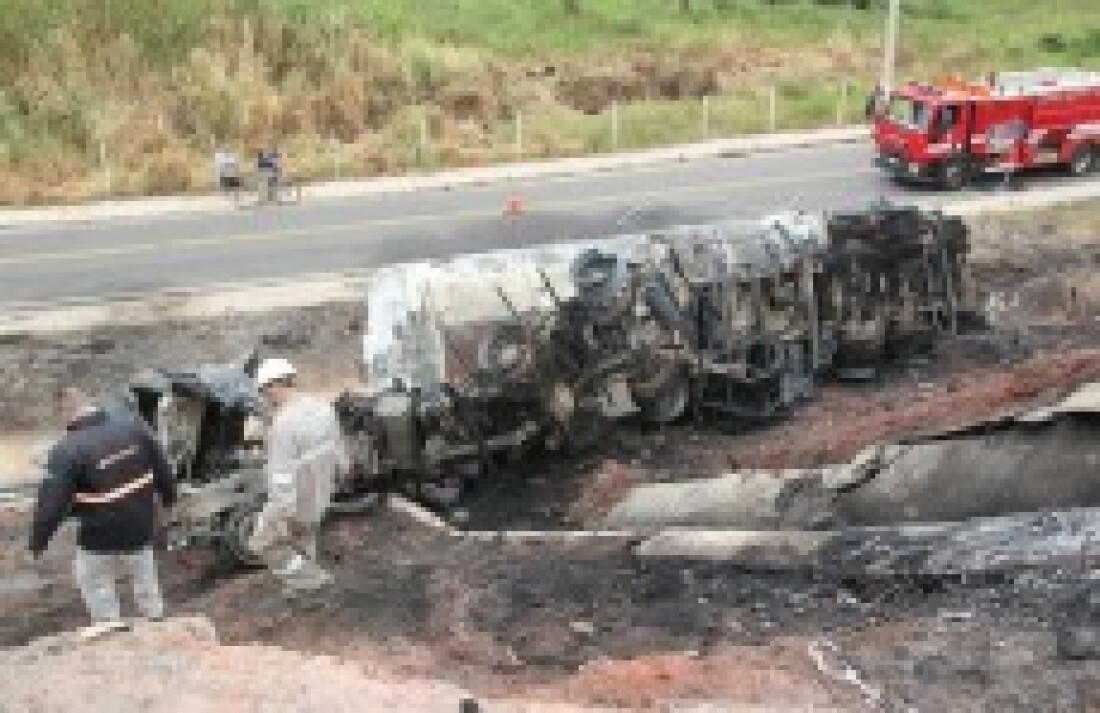 Caminhão pega fogo em Itaquá