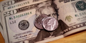 Dólar interrompe quedas e fecha praticamente estável