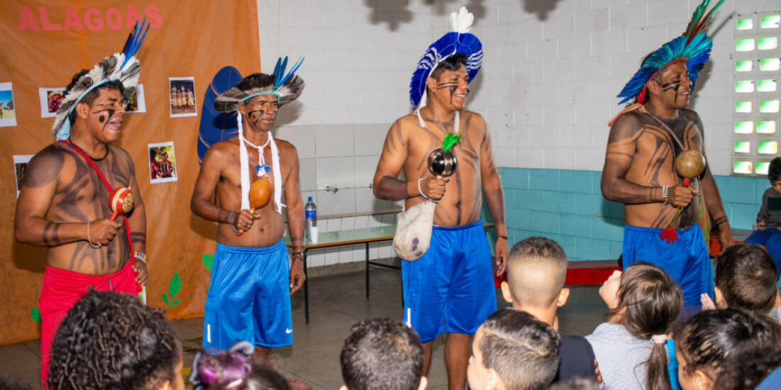 Escola de Ferraz recebe visita da tribo indígena