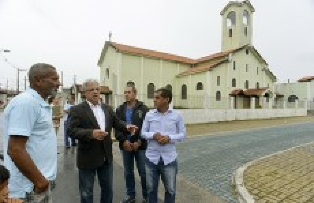 Praça em Calmon Viana recebe nova iluminação