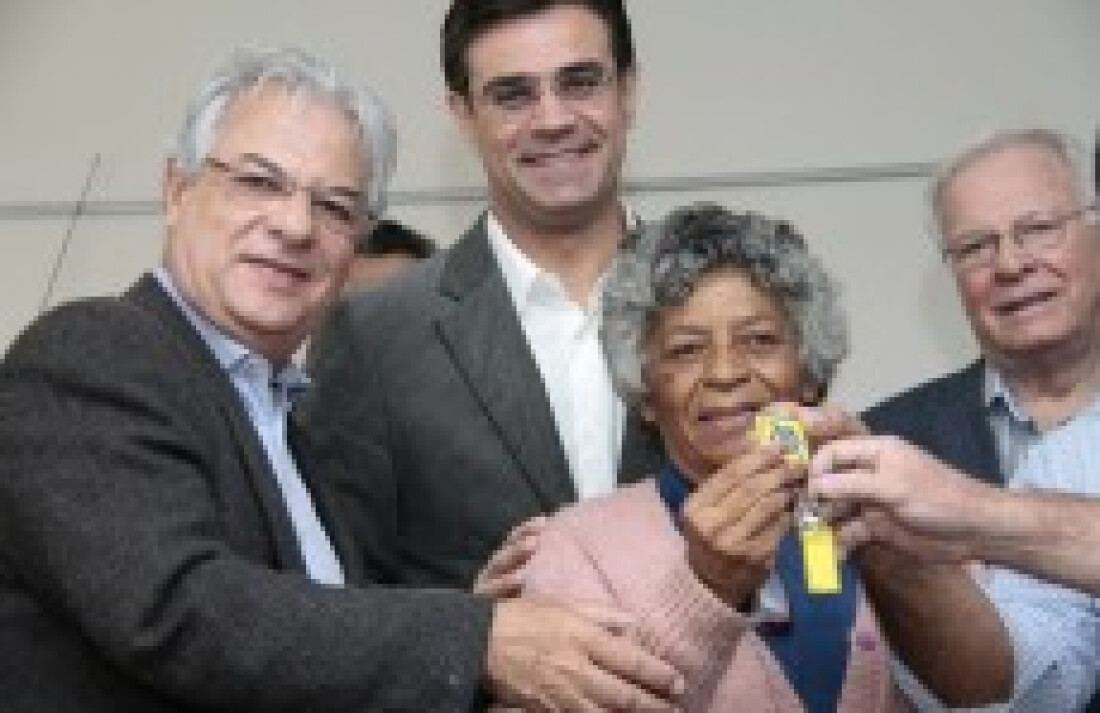 Moradora de barraco de plástico realiza sonho
