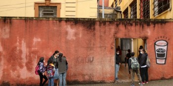 Apesar do avanço da covid-19, estados mantêm aulas presenciais