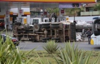 Caminhão tomba na avenida Francisco Ferreira Lopes: