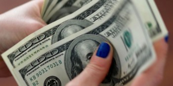 Dólar ronda R$ 5,30 e fecha no menor valor em quatro meses