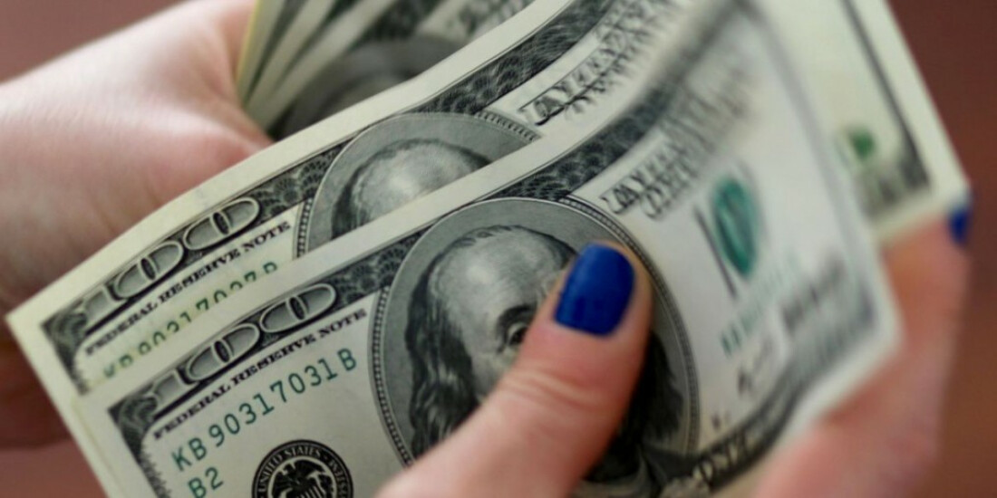 Dólar ronda R$ 5,30 e fecha no menor valor em quatro meses