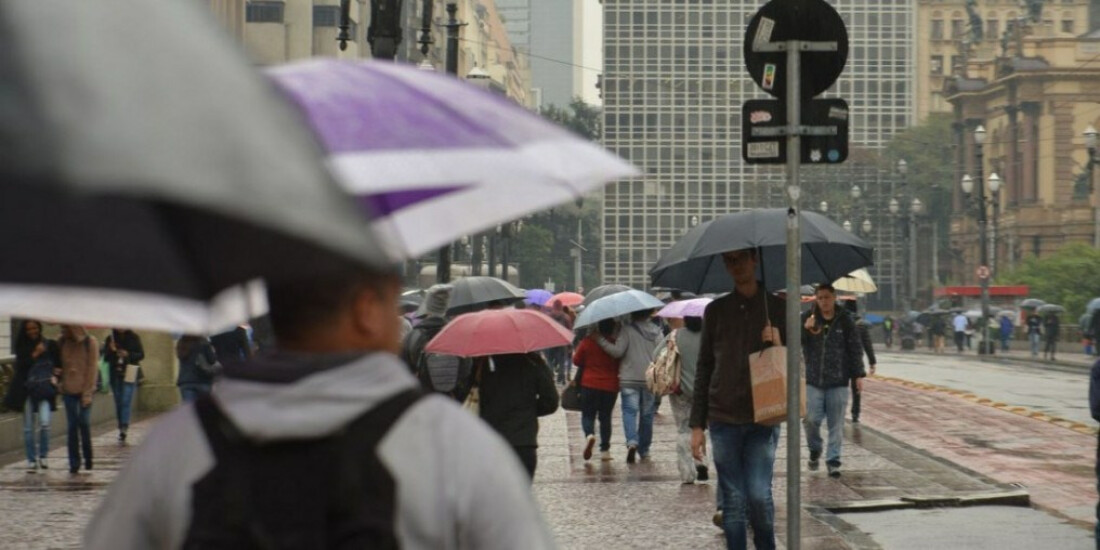 Chuvas em São Paulo arrastam carro e deixam pessoas ilhadas