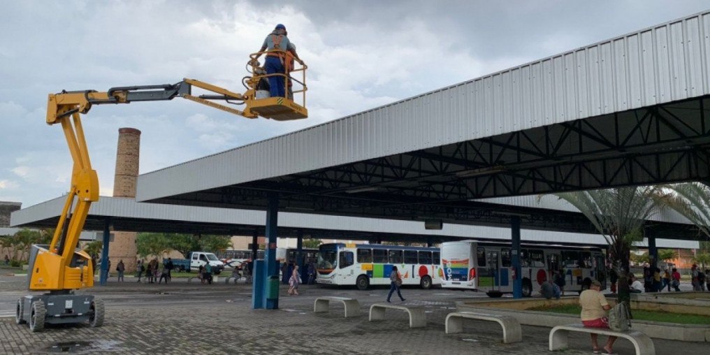 Prefeitura faz trabalho de manutenção nas calhas