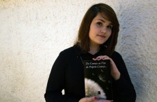 Jovem autografa livro na Livraria Boigy