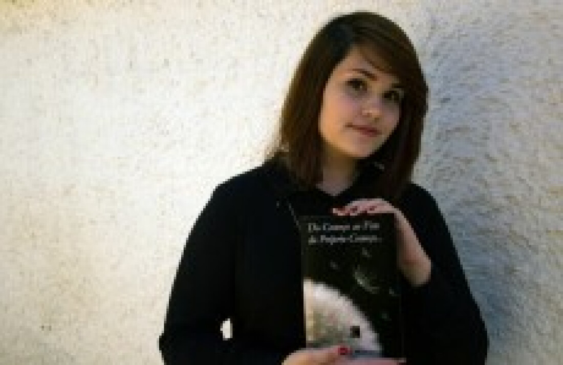 Jovem autografa livro na Livraria Boigy