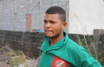 Esgoto vaza em avenida e prejudica moradores
