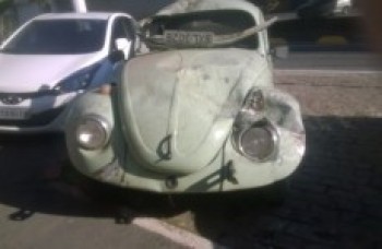 Motorista capota Fusca em fuga