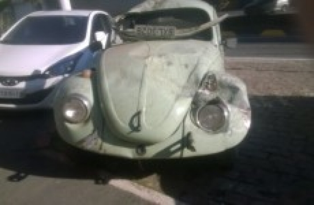 Motorista capota Fusca em fuga