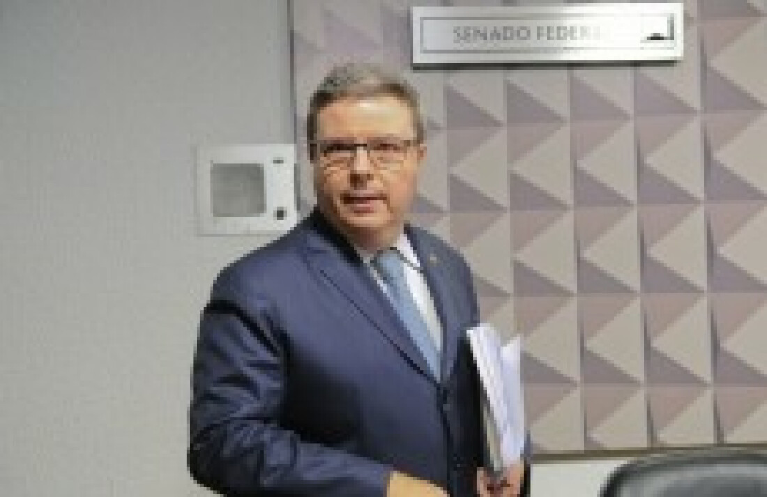 Relator Anastasia dá parecer favorável ao impeachment
