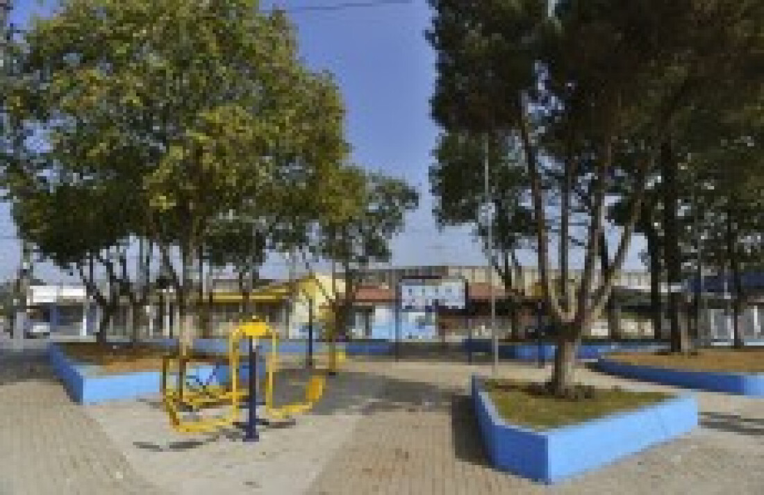 Borges inaugura praça e novo espaço para cursos