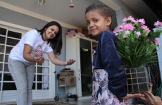 Mulher fala como é acompanhar a filha na luta contra a leucemia