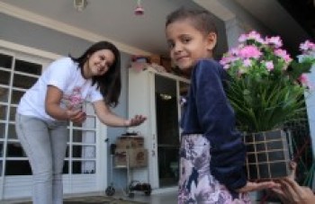 Mulher fala como é acompanhar a filha na luta contra a leucemia