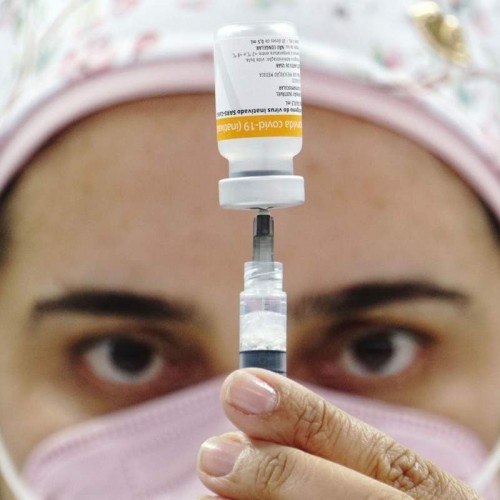 Vacinação completa um ano e reduz letalidade e internações