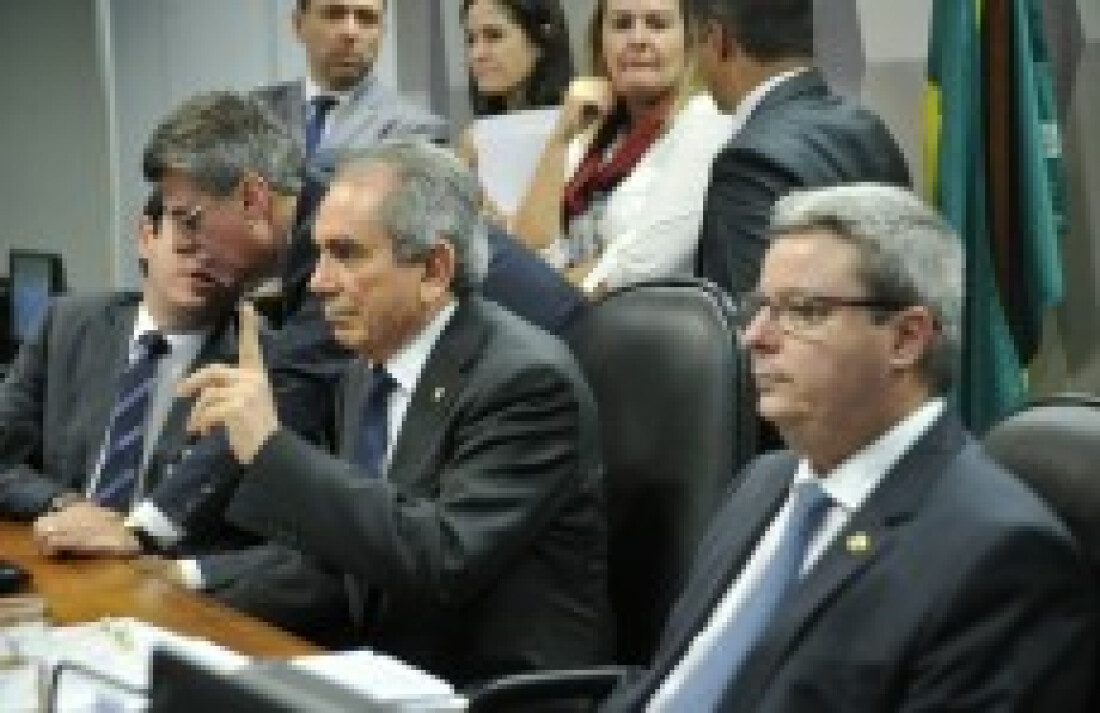 Relatório do impeachment de Dilma é aprovado no Senado