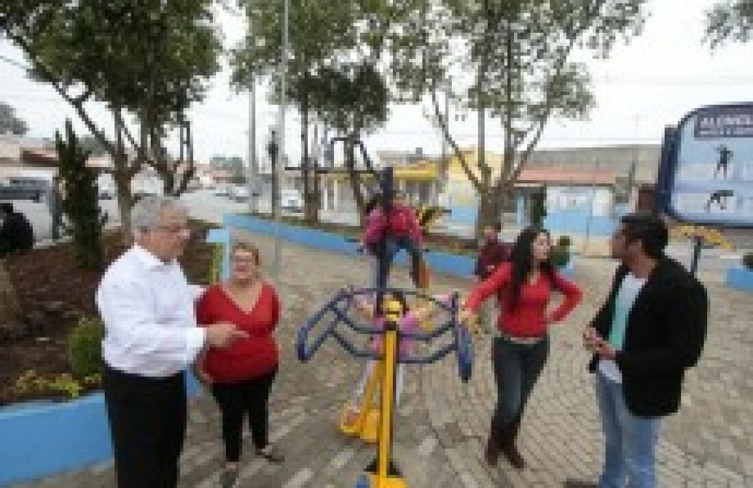 Praça revitalizada ganha academia