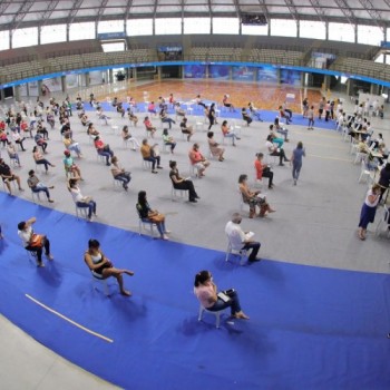 Vacinação contra coronavírus completa 1 ano neste feriado