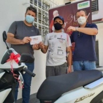 Mogiano ganha moto no Natal Premiado da ACMC