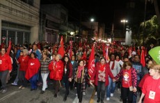 Bandeiras do Divino cobrem de vermelho as ruas de Mogi