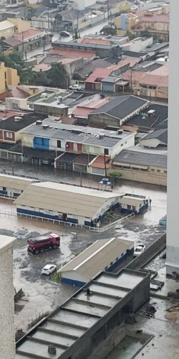Temporal deixa parte da cidade sem luz e com ruas alagadas