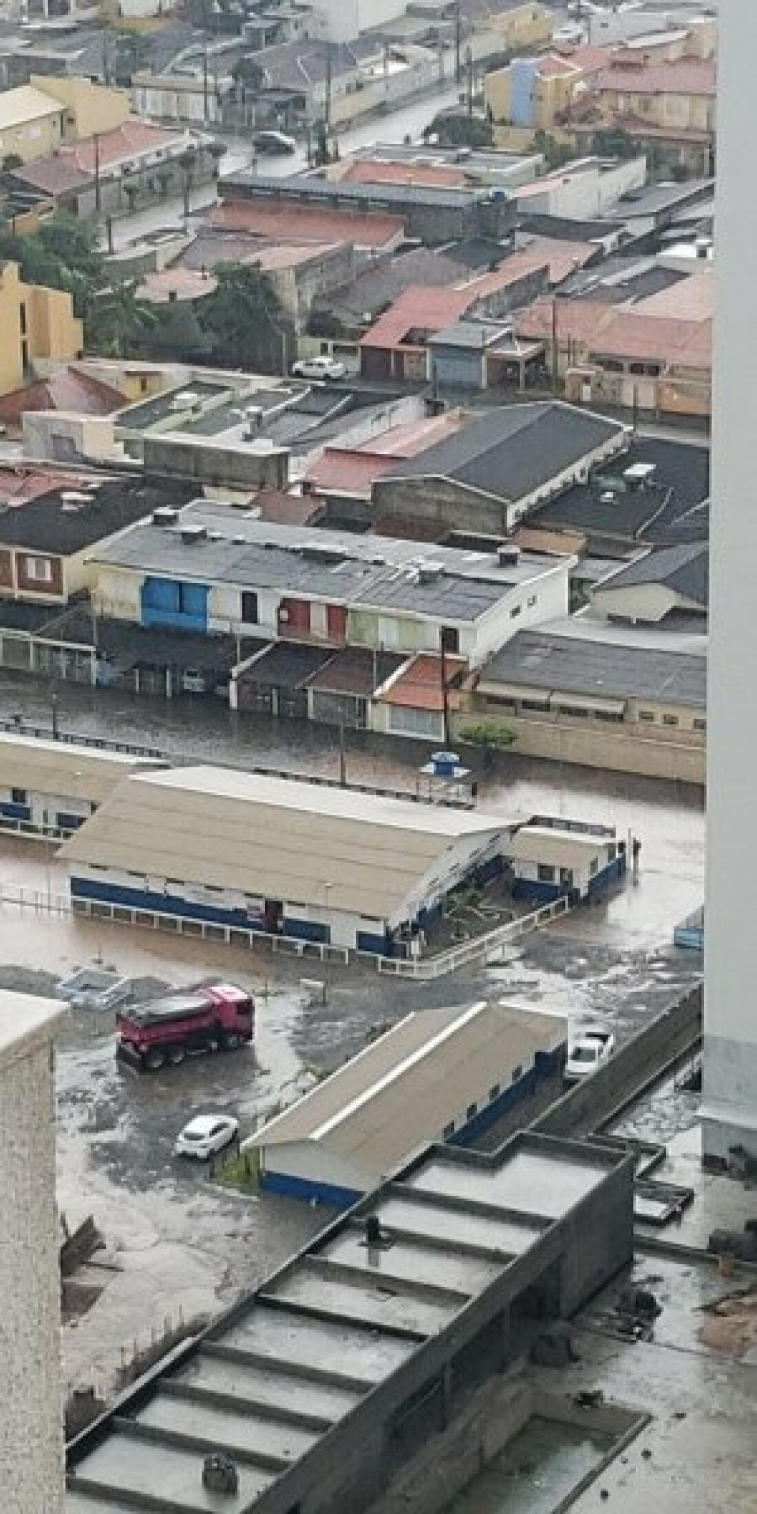 Temporal deixa parte da cidade sem luz e com ruas alagadas