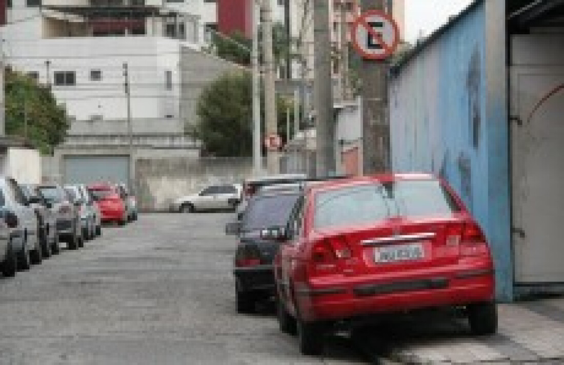 Carros em calçadas atrapalham pedestres